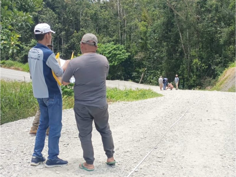 Teluk Bintuni Selesaikan Proyek Jalan Strategis: Titus Ogoney Puji Bupati dan PUPR  Pada tanggal 17 September 2024, Inspektorat Kabupaten Teluk Bintuni bersama dengan Dinas PUPR Teluk Bintuni melakukan pemeriksaan terhadap proyek jalan strategis yang telah selesai. Titus Ogoney memberikan pujian kepada Bupati dan PUPR atas penyelesaian proyek tersebut.