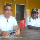Kepala Dinas PUPR, Andareas Tomi Tulak didampingi Kepala Distrik Masyeta, saat di wawancarai wartawan,  Rabu (18/09/2024) 