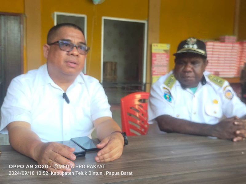 Kepala Dinas PUPR, Andareas Tomi Tulak didampingi Kepala Distrik Masyeta, saat di wawancarai wartawan,  Rabu (18/09/2024) 