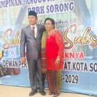 Anggota DPRK Kota Sorong, Muda Situmorang, Berfoto Bersama Istri Usai Pelantikan Bersama 29 Anggota DPRK Kota Sorong Lainnya (17/9).
Foto: Istimewa  
