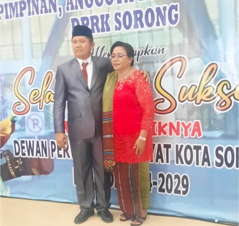 Anggota DPRK Kota Sorong, Muda Situmorang, Berfoto Bersama Istri Usai Pelantikan Bersama 29 Anggota DPRK Kota Sorong Lainnya (17/9).
Foto: Istimewa  