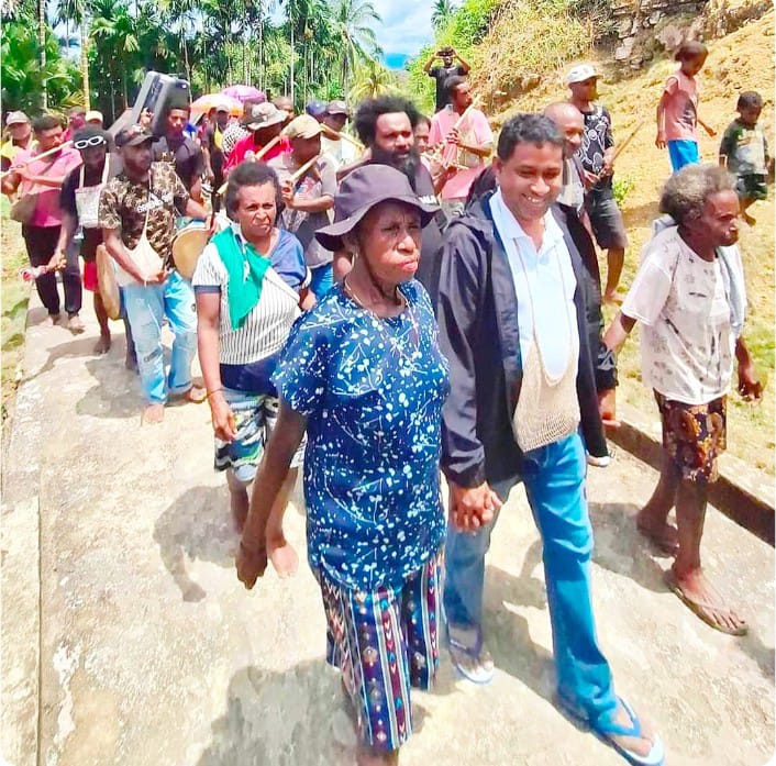 Yohanis Manibuy Bersama Warga Teluk Bintuni di Kampung Yakati, Distrik Wamesa. ( Foto : Istimewa ) 