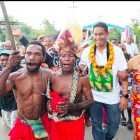 Pertemuan di Kampung Awaba ini turut dihadiri oleh para tokoh masyarakat dari lima kampung sekitar, yaitu Kampung Hokut, Beimes, Rosib, dan Basna. Calon Bupati Teluk Bintuni, Yohanis Manibuy, yang mengenakan kemeja putih, tiba di lokasi pada pukul 17.35 WIT dan disambut dengan prosesi adat setempat, Kamis (19/9/2024).  