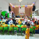 Kepala Sekolah TK dan Paud Happy Holy Kids Manokwari, Yessi Samatimbang saat memberikan arahan kepada anak-anak sebelum memulai kegiatan P5