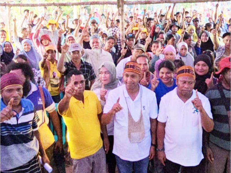 Yohanis Manibuy dan Joko Lingarq saat meresmikan posko pemenangan YOJOIN di Materabujaya, Distrik Sumuri, pada Minggu (6/10/2024).