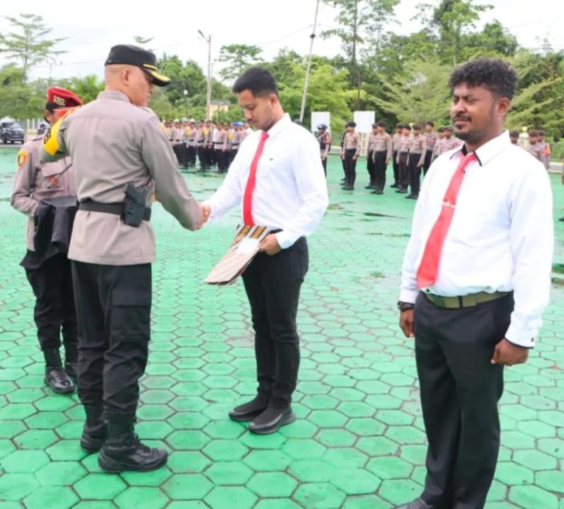 Kapolres memberikan penghargaan kepada Kasat Reskrim Polres Teluk Bintuni , Senin (21/10/2024) di Halaman Mapolres Teluk Bintuni. 