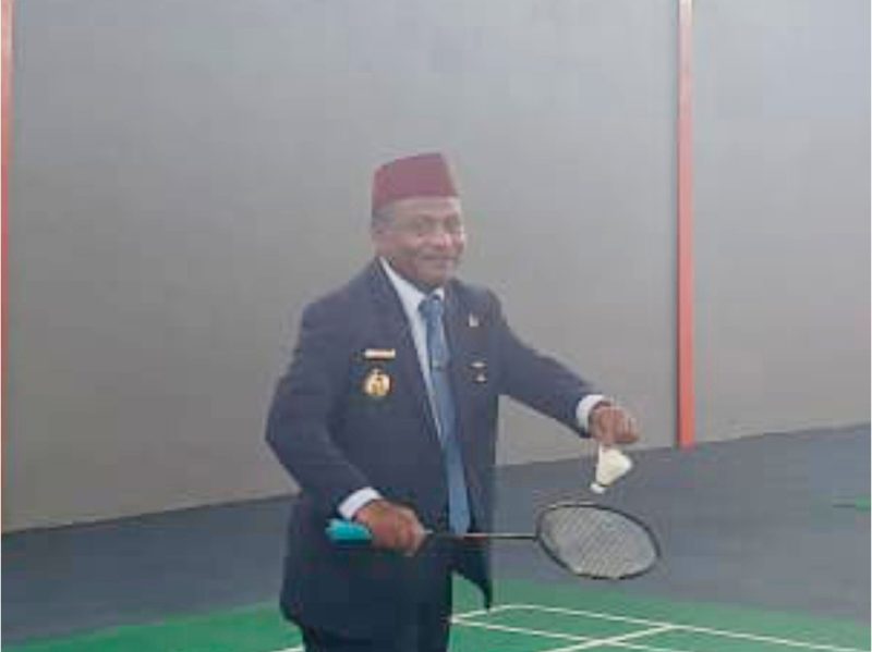 Foto Petrus Kasihiw  saat meresmikan GOR 'Bintuni Badminton Hall Decky Kawab': Tonggak Baru untuk Olahraga Teluk Bintuni 
