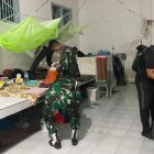 Personel Yonif 763/SBA, bekerja sama dengan Lapas Kabupaten Teluk Bintuni dan sejumlah instansi terkait, melaksanakan razia di blok hunian serta tes urine bagi para tahanan.  