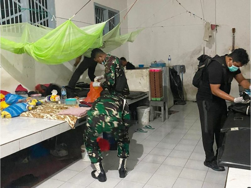 Personel Yonif 763/SBA, bekerja sama dengan Lapas Kabupaten Teluk Bintuni dan sejumlah instansi terkait, melaksanakan razia di blok hunian serta tes urine bagi para tahanan.  