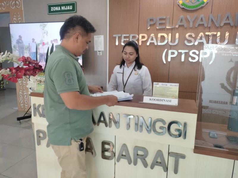 Seorang kontraktor mengadukan haknya dengan melapor ke Kejaksaan Tinggi Papua Barat terkait dugaan pengalihan anggaran proyek di Dinas PUPR Papua Barat. Laporan tersebut disampaikan langsung oleh NM, salah satu kontraktor di Kabupaten Manokwari, pada Selasa (12/11/2024).  