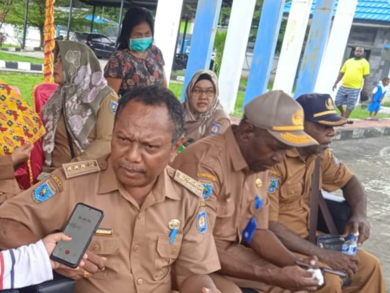 Kepala Distrik Bintuni saat diwawancarai wartawan, Selasa (12/11/2024) 
