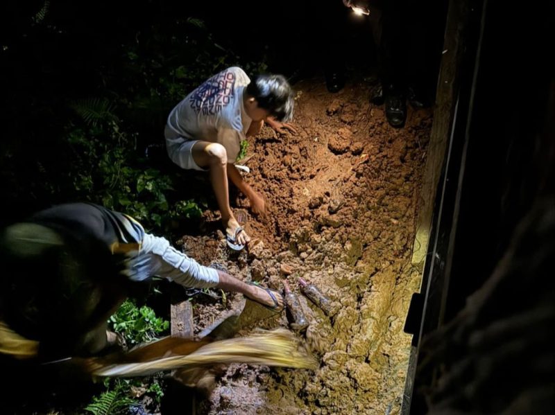 Tampak anggota Sat Narkoba Polres Teluk Bintuni menggali tanah tempat penyimpanan minuman keras di wilayah Bintuni pada Selasa malam (12/11/2024).  