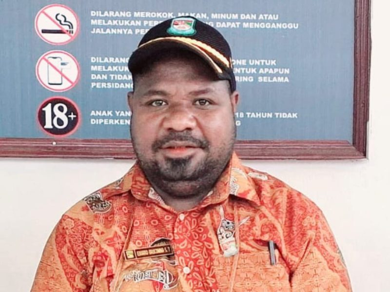 Foto : Eduard Orocomna, Anggota Majelis Rakyat Papua  Barat (MRPB) dari Pokja Adat Perwakilan Kabupaten Teluk Bintuni. 