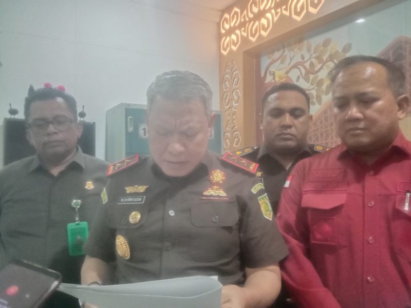 Kepala Kejaksaan Tinggi Papua Barat, Muhammad Syarifuddin SH. MH dan 
Asisten Tindak Pidana Khusus Kejaksaan Tinggi Papua Barat, Abun, Hasbullah Syambas saat memberikan keterangan kepada  insan pers, Senin(18/11/24)
