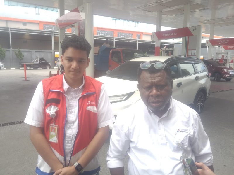 Unit Manager Communication, Relations & CSR MOR VIII Pertamina, Edi Mangun saat mengajak insan Pers untuk melihat prosedur Quality Control yang dilakukan Pertamina sebelum BBM dijual ke masyarakat.