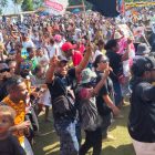 Suasana Kampanye Akbar BERBUDI pada Sabtu, 23 November 2024, berlangsung dengan penuh semangat. Ribuan pendukung hadir, menunjukkan antusiasme yang luar biasa untuk pasangan calon BERBUDI.
