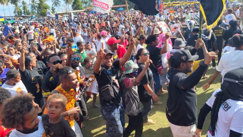 Suasana Kampanye Akbar BERBUDI pada Sabtu, 23 November 2024, berlangsung dengan penuh semangat. Ribuan pendukung hadir, menunjukkan antusiasme yang luar biasa untuk pasangan calon BERBUDI.
