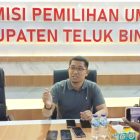 Ketua KPU Teluk Bintuni, Muhammad Makmur Memed Alfajri saat memberikan keterangan kepada awak media, Jum'at (8/11/2024) di ruang rapat KPU Telik Teluk Bintuni. 
