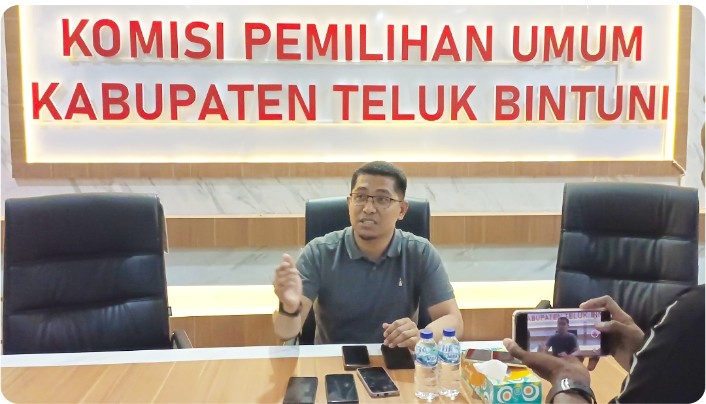 Ketua KPU Teluk Bintuni, Muhammad Makmur Memed Alfajri saat memberikan keterangan kepada awak media, Jum'at (8/11/2024) di ruang rapat KPU Telik Teluk Bintuni. 
