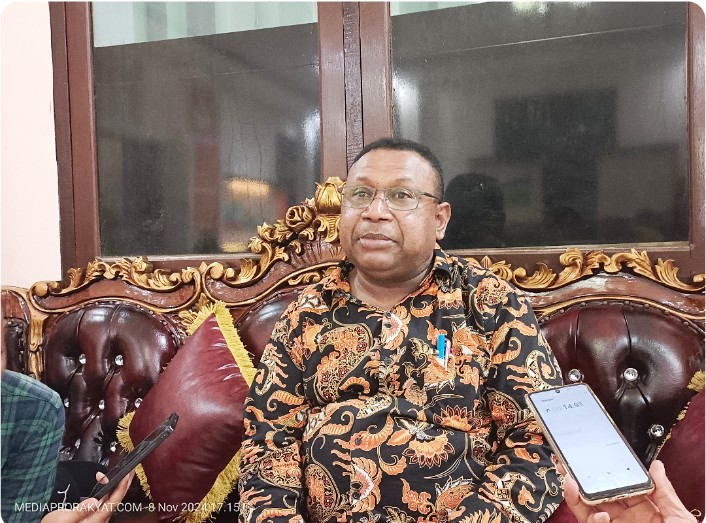 Ketua Divisi Sosialisasi, Pendidikan Pemilih, Partisipasi Masyarakat, dan SDM KPU Teluk Bintuni, Deni Dorinus Airory, dalam wawancara di kantornya pada Jumat (8/11/2024)