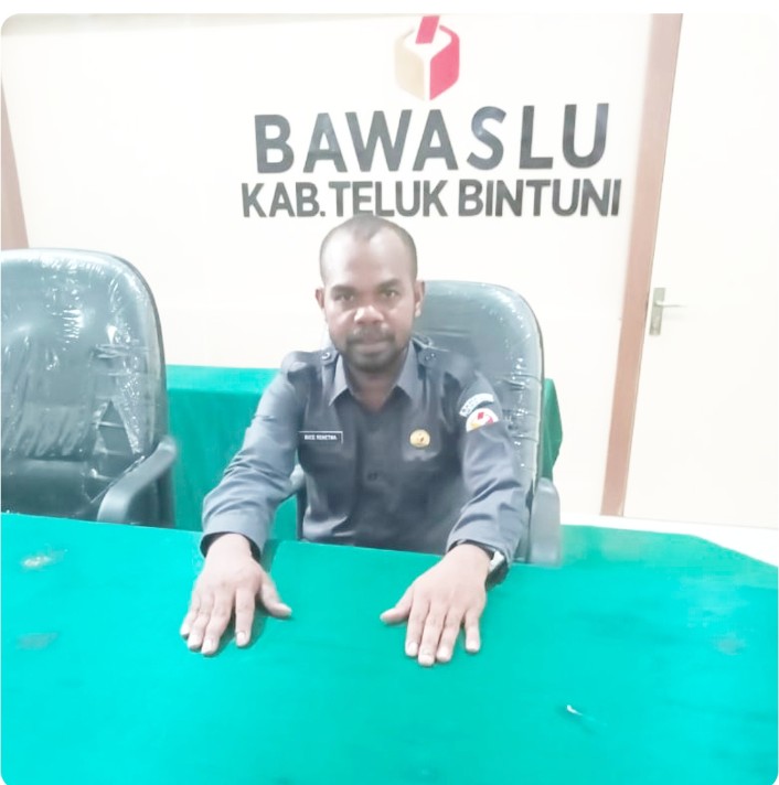 Anggota Bawaslu Teluk Bintuni, Bonefasius Remetwa, Divisi Penanganan Pelanggaran Data dan Informasi saat memberikan keterangan kepada wartawan, Senin (18/11/2024) di Kantor Bawaslu Teluk Bintuni. 