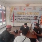 Tim Kuasa Hukum Paslon BERBUDI saat melaporkan adanya kecurangan ke BAWASLU kabupaten Manokwari,Selasa(26/11/24)