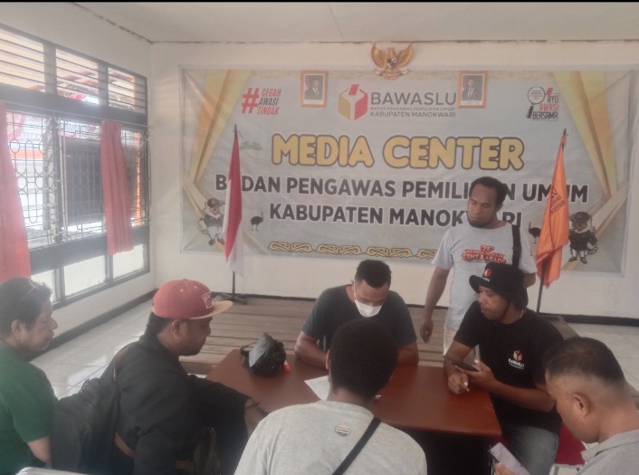 Tim Kuasa Hukum Paslon BERBUDI saat melaporkan adanya kecurangan ke BAWASLU kabupaten Manokwari,Selasa(26/11/24)