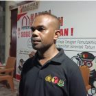 Komisioner Bawaslu Divisi Penanganan Pelanggaran, Data, dan Informasi, Bonefasius Remetwa, memberikan keterangan kepada awak media pada Selasa malam (26/11/2024).  