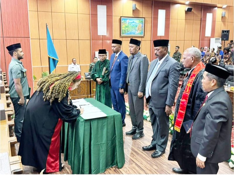 Keterangan Gambar: Ketua Pengadilan Negeri Manokwari, Berlinda Ursula Mayor, S.H., L.L.M., M.I.R., sedang menandatangani SK Tiga Pimpinan DPRK Teluk Bintuni definitif pada Sabtu malam, 21 Desember 2024.  