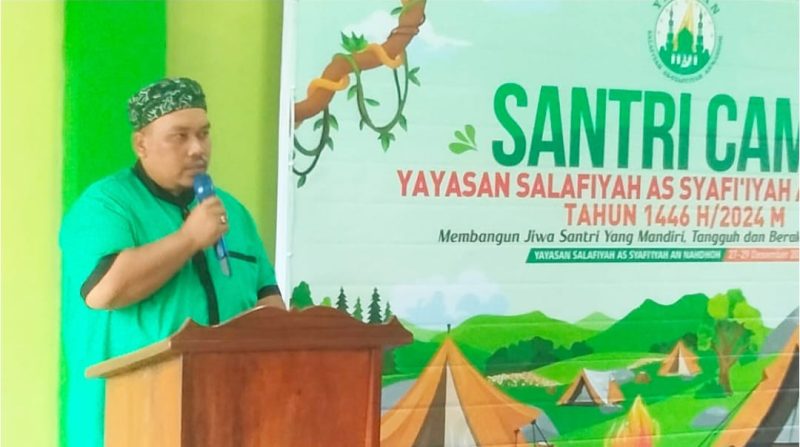 Anggota DPRK Teluk Bintuni Komisi B, Wagiman, SE. Saat memberikan sambutan dalam kegiatan Santri Camp. 
