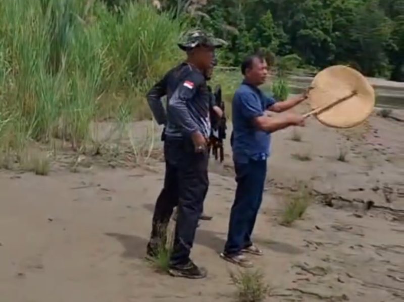 Tampak AKP (Purn) Gelora Tarigan, mantan Kasat Resnarkoba Polres Teluk Bintuni, yang juga mertua dari Kasat Reskrim Polres Teluk Bintuni, IPTU Tomi Samuel Marbun, melakukan aksi emosional di lokasi yang diduga menjadi tempat hilangnya sang perwira. Gelora Tarigan terlihat menepuk-nepuk penampi beras sambil memanggil-manggil nama IPTU Tomi di tepi sungai.  
