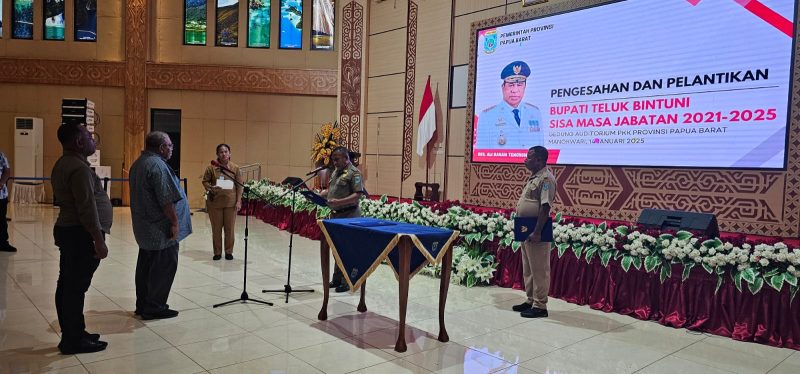 Pemerintah Provinsi Papua Barat menggelar gladi resik untuk pengesahan dan pelantikan Bupati Teluk Bintuni sisa masa jabatan 2021-2025 di Gedung Auditorium PKK Provinsi Papua Barat, Manokwari, pada Senin malam, 13 Januari 2025.
(Sumber gambar: Humas dan Protokoler Setda Teluk Bintuni)  