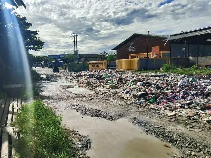 Tampak tumpukan sampah di Kampung Lama GOR Bintuni.
Foto: Istimewa  
