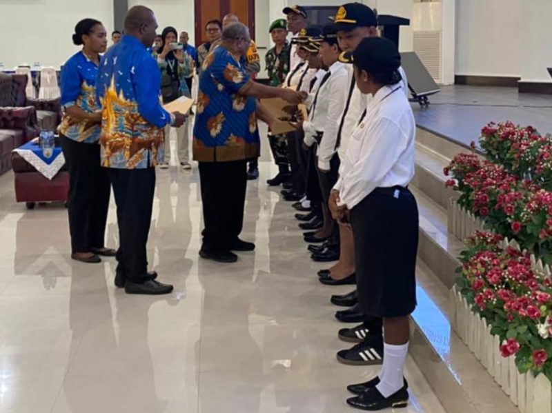 Bupati Teluk Bintuni Serahkan SK CPNS Formasi 2021 kepada 299 Penerima,Kamis (23/1) 