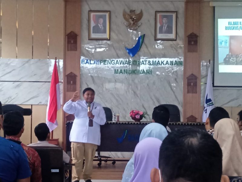 Kepala BPOM Manokwari, Agustince Werimon saat menyampaikan materi di KIE dan FGD, Kamis (23/1/25)