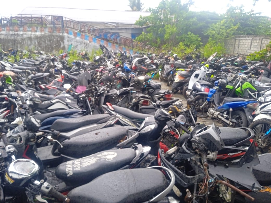 Barang Bukti Laka Lantas dan Tilang yang menumpuk di halaman Mapolresta Manokwari,Jumat(24/1/25)