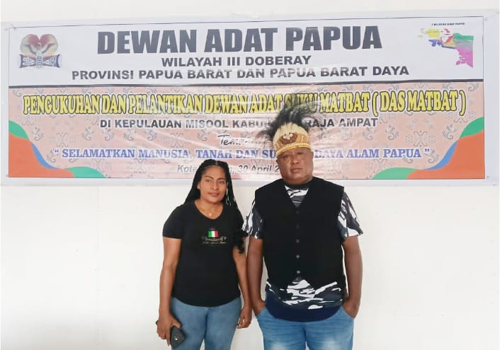 Daniel Kapisa, Sekretaris DAP Wilayah III Doberay Papua Barat dan Papua Barat Daya, didampingi staf. Sumber gambar: Narasumber.
Sabtu, 25 Januari 2025.
