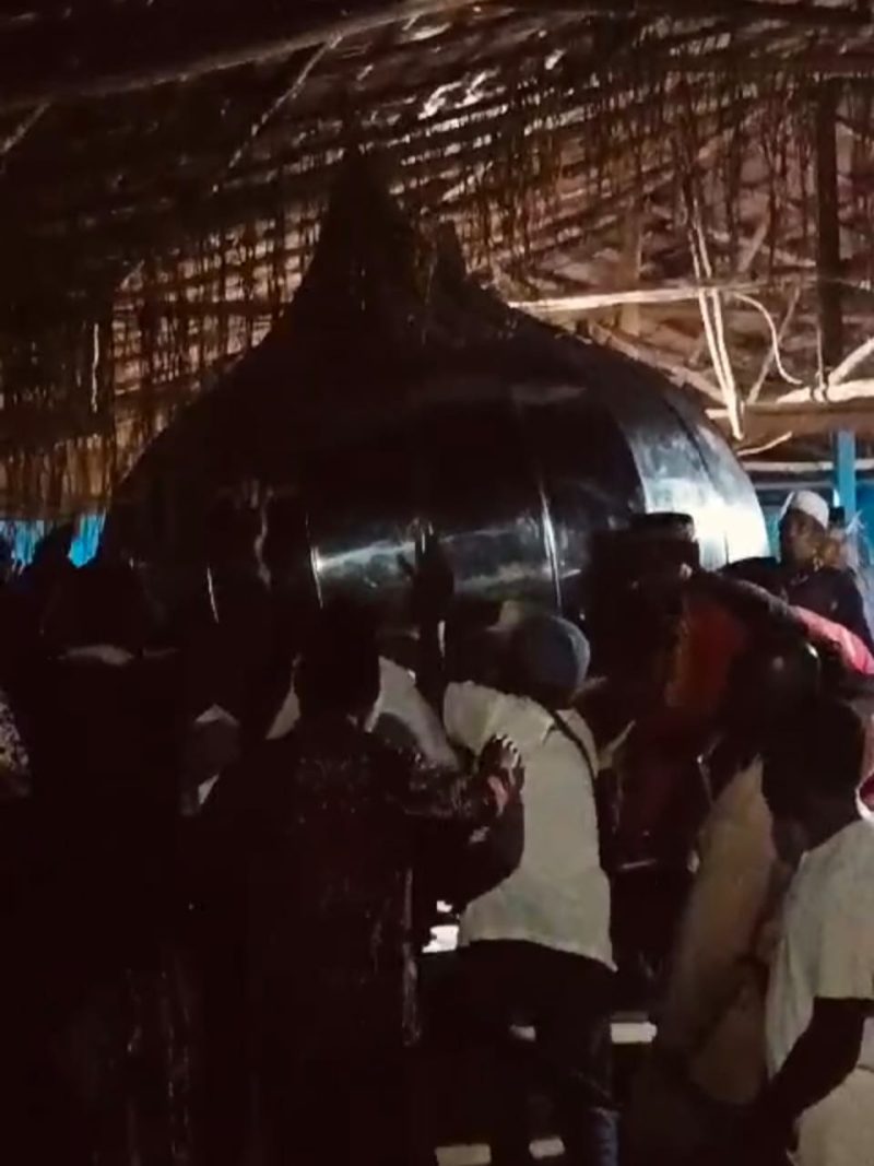 Umat Muslim di Kampung Weriagar Bahu-Membahu Pasang Kubah Masjid Al-Gasar  Kampung Weriagar, Minggu pagi (26/1/2025) – Umat Muslim di Kampung Weriagar bergotong royong memasang kubah di Masjid Al-Gasar. Kegiatan yang berlangsung penuh semangat ini menjadi simbol kebersamaan masyarakat setempat.  (Foto: Endo)  