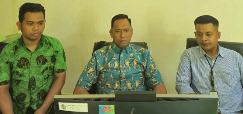 Kasi Intel Kejari Teluk Bintuni, Alfisius Adrian Sombo, SH., ( tengah) bersama staf mengikuti Zoom Meeting peluncuran aplikasi pemantauan dana desa, Jumat (7/2/2025).  