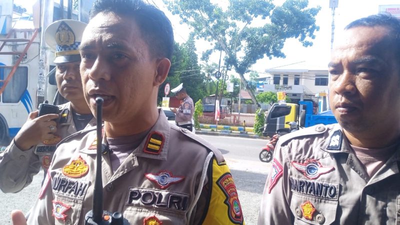 Kasatlantas Polresta Manokwari, Iptu Nurfah  saat ditemui wartawan di traffic light H.Bouw Kab. Manokwari,Jumat(14/2/25)