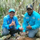 Ketua DPD KNPI Teluk Bintuni, Kenny Kindewara (kanan), bersama Kepala Distrik Fafurwar, Godevridus Siante, saat melakukan kegiatan penanaman bibit pala di Distrik Fafurwar. (Dok: Istimewa)  