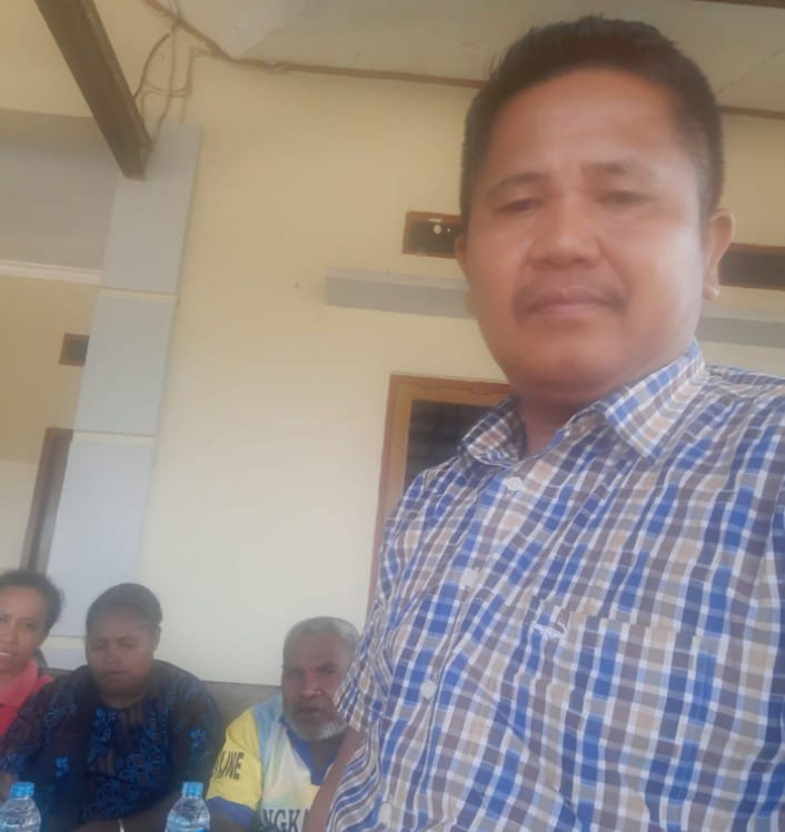 Keterangan Gambar: Anggota DPR Kota Sorong, Muda Situmorang, bersama warga Rufei. (Foto: Istimewa)  