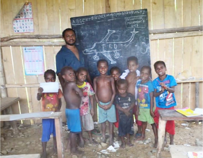 Keterangan Gambar: Yan Akobiarek bersama anak-anak didiknya di pedalaman Papua. (Foto: Istimewa)  