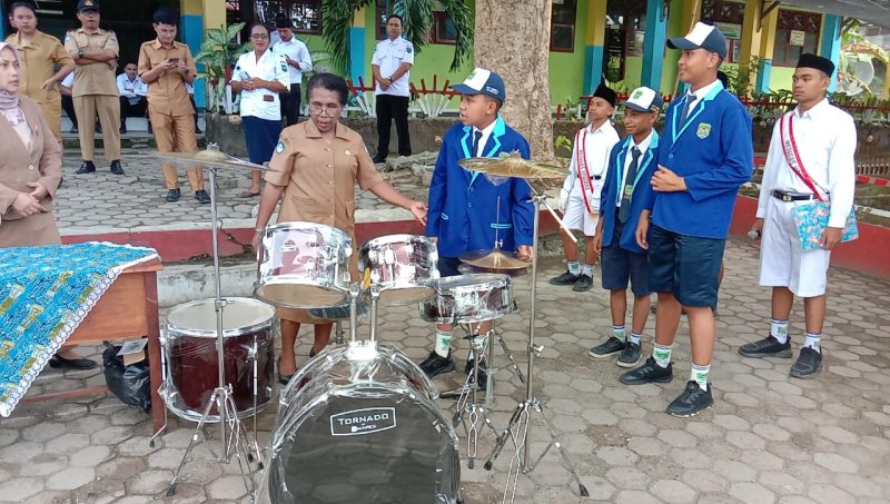 Kepala Sekolah SMPN 2 Manokwari, Margriet Marjam Andriani Pondajar saat menerima langsung bantuan alat musik dari Alumni SMPN 2 tahun 1990.