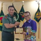 Executive General Manager (EGM) Pertamina Patra Niaga Regional Papua Maluku, Sunardi (kiri) , bersama Pangdam XVIII/Kasuari, Mayjen TNI Jimmy Ramoz Manalu. (Foto: Istimewa)
