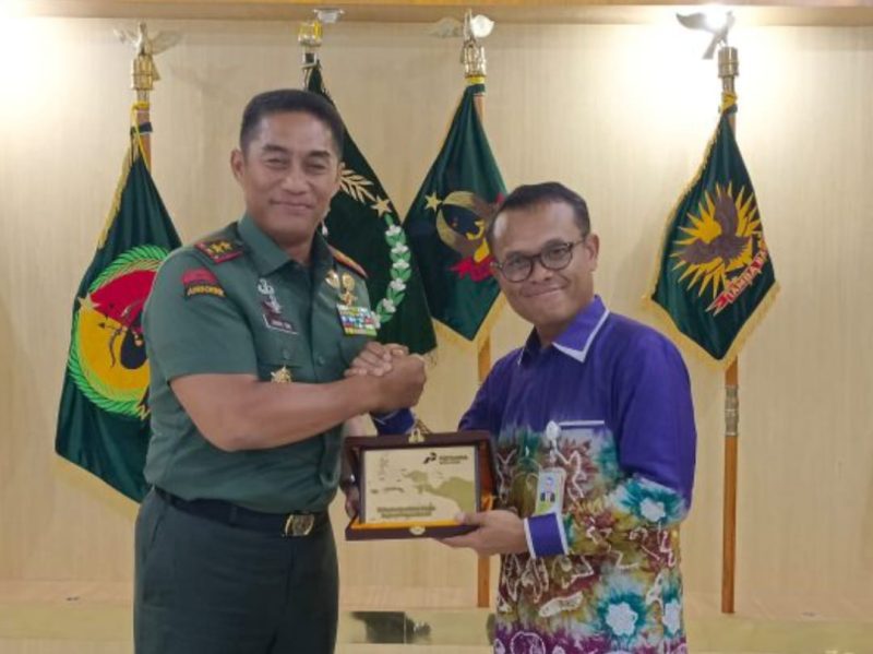 Executive General Manager (EGM) Pertamina Patra Niaga Regional Papua Maluku, Sunardi (kiri) , bersama Pangdam XVIII/Kasuari, Mayjen TNI Jimmy Ramoz Manalu. (Foto: Istimewa)
