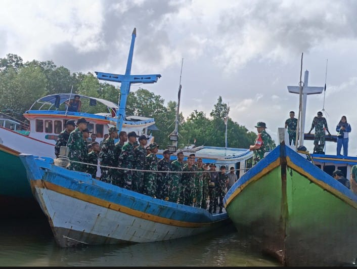 Dari Jolor berwarna hijau, Dandim memberikan pengarahan kepada personel saat melepas pasukan untuk menjalankan tugas dalam Program TMMD ke-123 di Fafurwar. (Foto: Istimewa)
