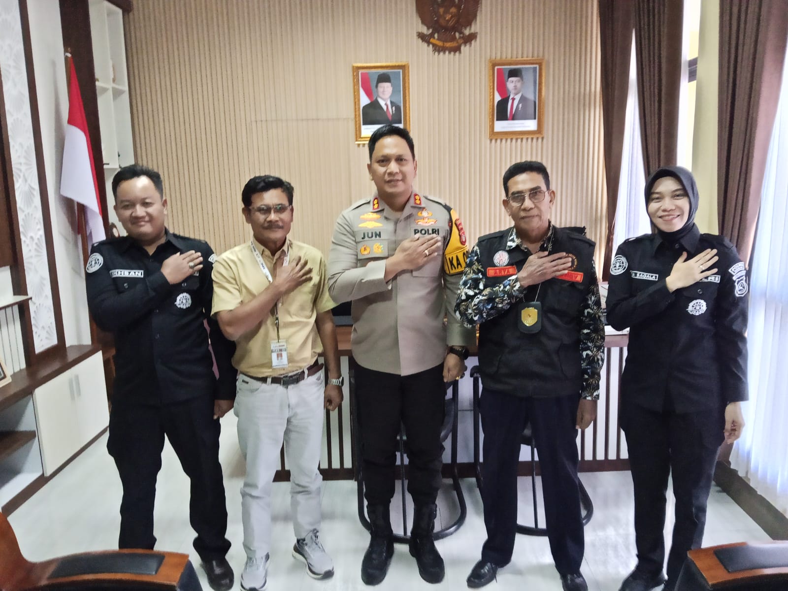 Koordinator Mediaprorakyat.com NTB, Junaidi Messa, bersilaturahmi dengan Kapolres Sumbawa Besar, AKBP Bagus Nyoman Gede Junaedi, S.H., S.I.K., M.A.P., dalam upaya memperkuat sinergitas antara Polres Sumbawa dan awak media.