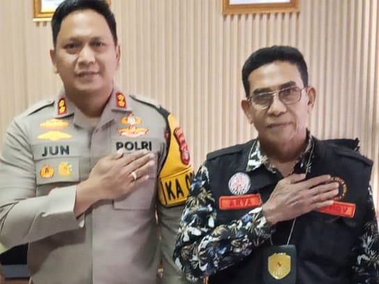 Kapolres Sumbawa, AKBP Bagus Nyoman Gede Junaedi, S.H., S.I.K., M.A.P., bersama Korwil Mediaprorakyat.com NTB, Junaidi Messa, dalam pertemuan yang membahas sinergi antara Polres Sumbawa dan media.  