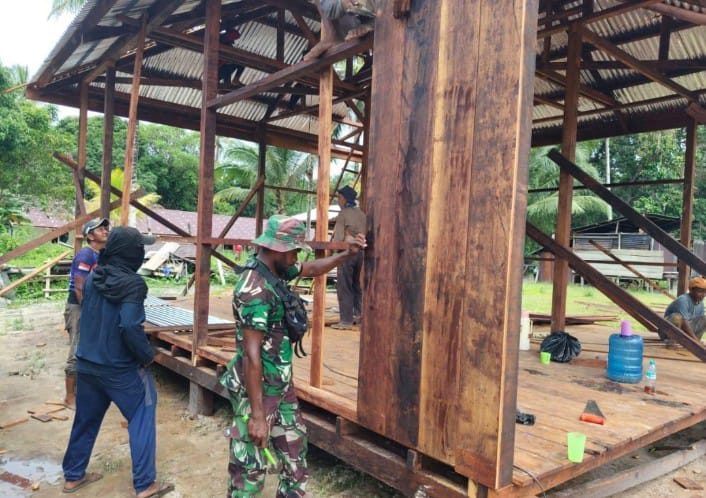 Satgas TMMD Ke-123 Kodim 1806/Teluk Bintuni Bersama Masyarakat Bangun Rumah Layak Huni di Kampung Riendo dan Maryedi
